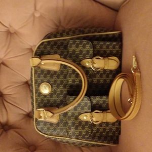 Rioni top handle signature handbag